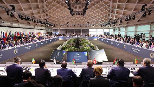 Une vue de l'assemblée plénière de la réunion pour la paix au Bürgenstock, le soir du 15 juin 2024. [KEYSTONE - PASCAL LAUENER]