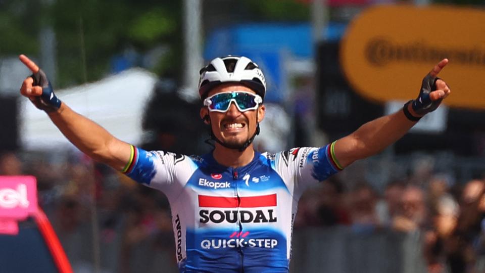 Magnifique première victoire du Berrichon sur le Tour d'Italie. [AFP - LUCA BETTINI]