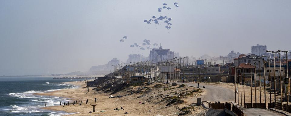 Des avions larguent de l'aide humanitaire à Gaza le 01.04.2024. [AP/Keystone - Abdel Kareem Hana]