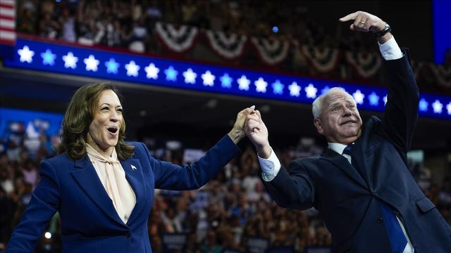 Kamala Harris et Tim Walz ont participé mardi à leur premier meeting ensemble à Philadelphie. [KEYSTONE - MATT ROURKE]