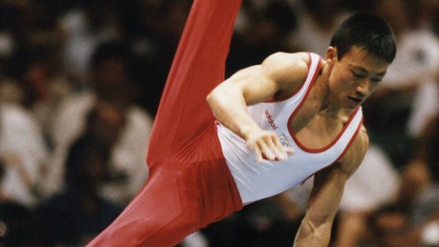 Donghua Li, gymnaste artistique suisse d'origine chinoise, a remporté l'or olympique aux JO d'Atlanta (USA) en 1996, et a été ensuite nommé "Athlète suisse de l'année". [Keystone - Christoph Ruckstuhl]