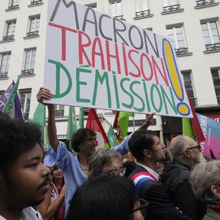 Une partie de la gauche française a manifesté samedi contre un "un hold-up politique" [AP Photo / Keystone - Michel Euler]