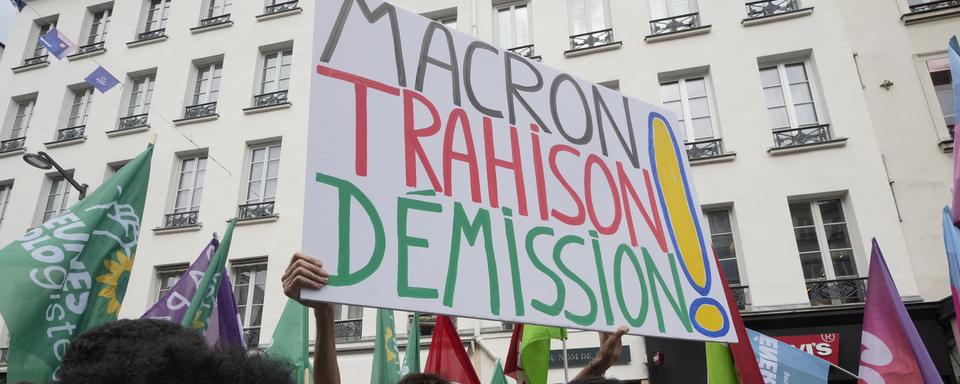 Une partie de la gauche française a manifesté samedi contre un "un hold-up politique" [AP Photo / Keystone - Michel Euler]