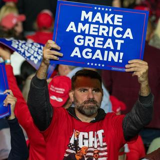 Des supporters de Donald Trump lors d'un rallye à Allentown, Pennsylvanie. 5 novembre 2024. [EPA/KEYSTONE - DAVID MUSE]