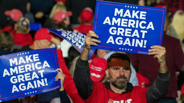 Des supporters de Donald Trump lors d'un rallye à Allentown, Pennsylvanie. 5 novembre 2024. [EPA/KEYSTONE - DAVID MUSE]