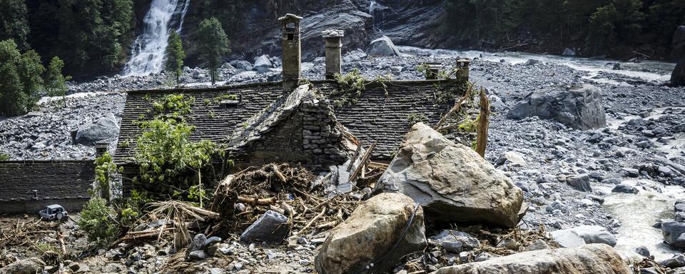 Un éboulement et un glissement de terrain ont détruit des maisons dans le Val Maggia (TI). [Keystone - Michael Buholzer]