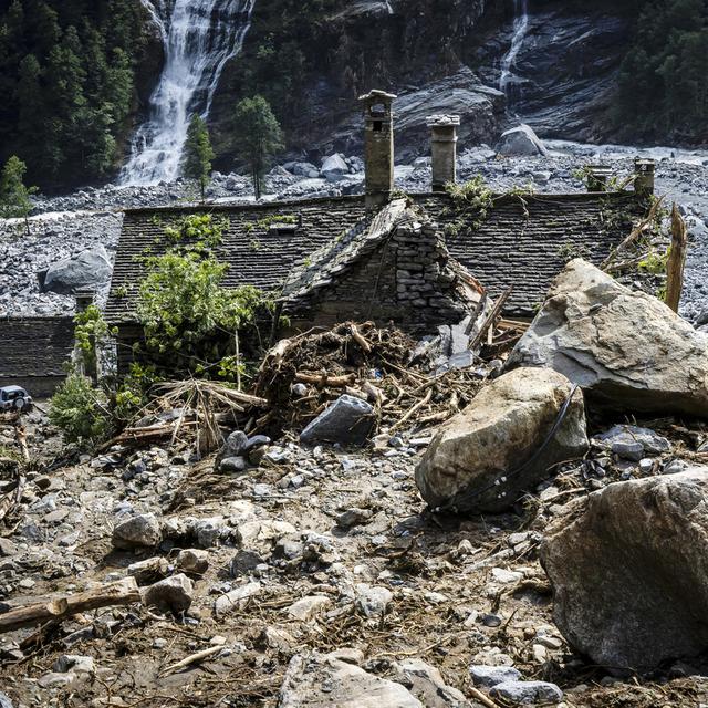 Un éboulement et un glissement de terrain ont détruit des maisons dans le Val Maggia (TI). [Keystone - Michael Buholzer]