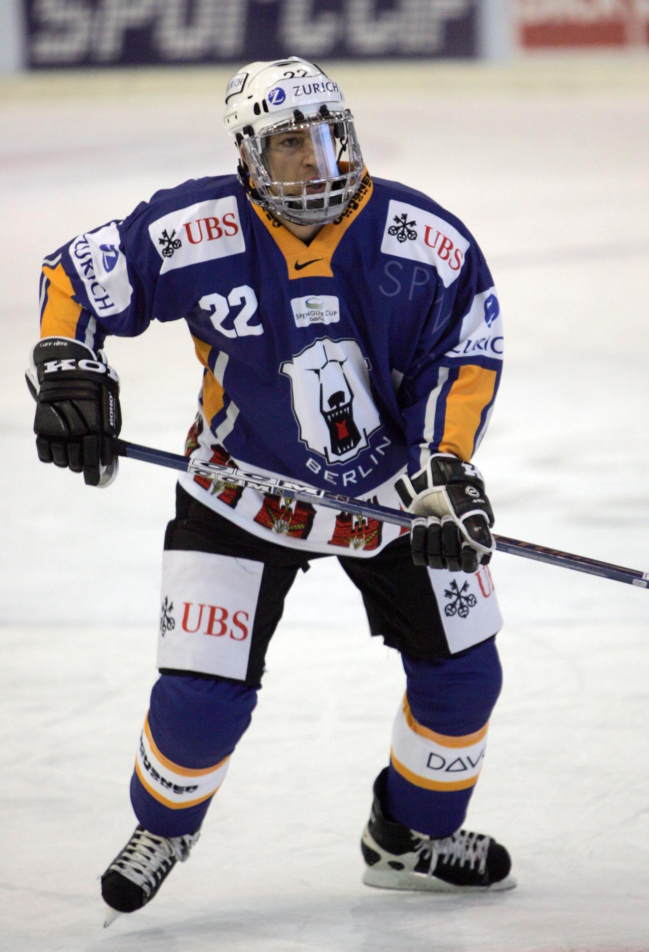 Olivier Keller sous le maillot des Eisbären Berlin lors de la Coupe Spengler en 2005. [freshfocus - Andy Mueller]