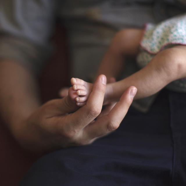 Un comité lance une initiative pour un congé familial de 18 semaines pour chaque parent. [Reuters - Victor Ruiz]