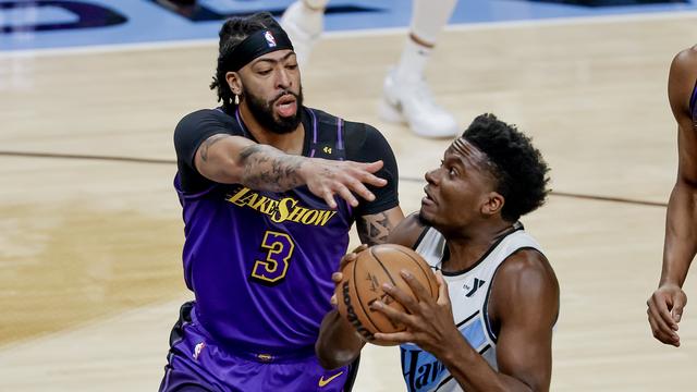 Clint Capela (droite) à la lutte avec Anthony Davis des Lakers. [KEYSTONE - ERIK S. LESSER]