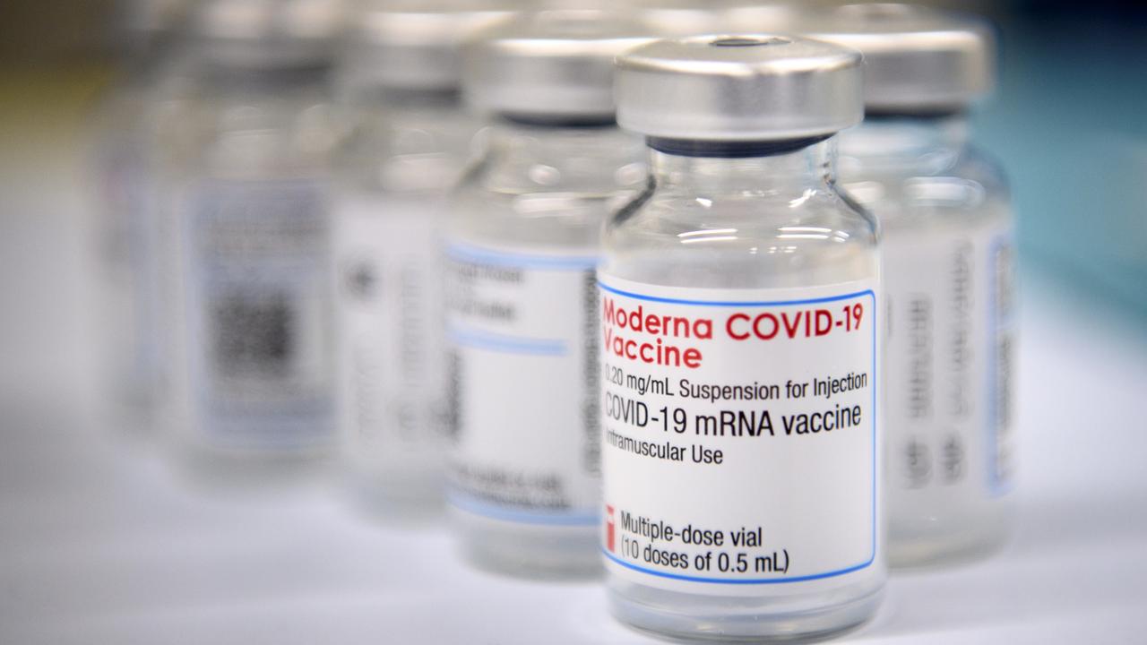 Depuis le début de la pandémie de Covid-19, 17 millions de doses de vaccin ont été administrées et 18,6 millions de doses ont été détruites en Suisse. [Keystone - Laurent Gillieron]