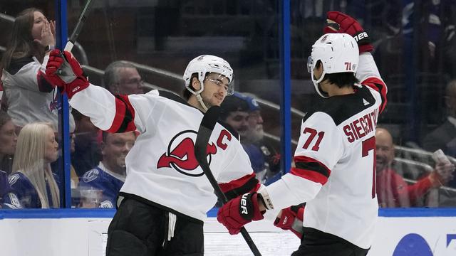 Nico Hischier et Jonas Siegenthaler lanceront la saison de NHL vendredi à Prague. [KEYSTONE - CHRIS O'MEARA]