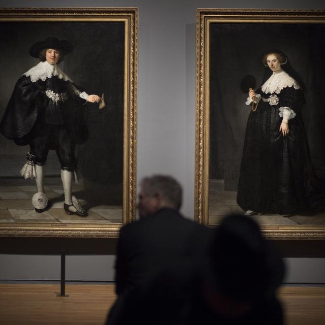 Portraits de Marten Soolmans et Oopjen Coppit réalisés par le peintre Rembrandt en 1634. Ces deux oeuvres naviguent, tous les cinq ans, entre le musée du Louvre à Paris et le Rijksmusuem d’Amsterdam. [AP - Peter Dejong]
