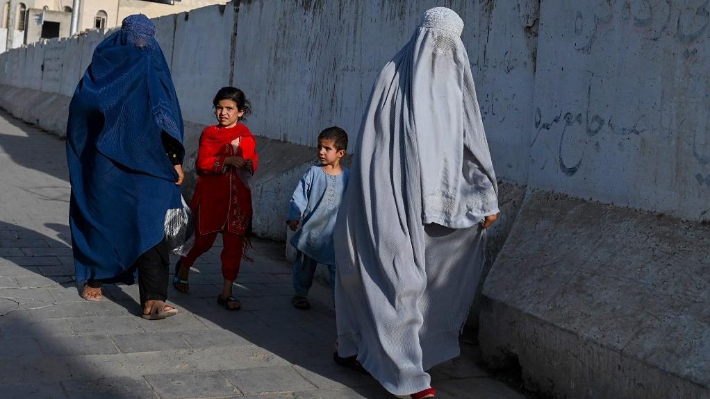 Afghan burqa-clad women walk down a road in Kandahar on August 28, 2024.
Wakil KOHSAR / AFP [afp - Wakil Kohsar]