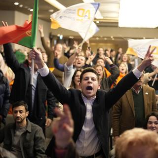 Les supporters du partis de centre droit Alliance Démocratique fêtent leur victoire aux élections législatives portugaises. [Keystone - Armando Franca / AP Photo]
