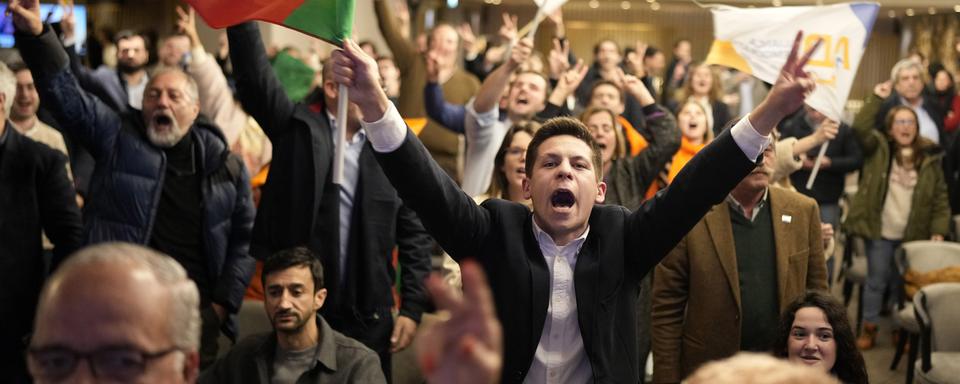 Les supporters du partis de centre droit Alliance Démocratique fêtent leur victoire aux élections législatives portugaises. [Keystone - Armando Franca / AP Photo]