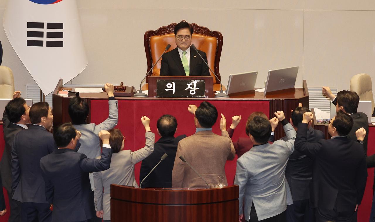 Les législateurs du Parti du pouvoir du peuple (PPP) protestent devant le président de l'Assemblée nationale, Woo Won-shik, avant le vote sur la motion de destitution contre le président par intérim et Premier ministre Han Duck-soo, à Séoul, en Corée du Sud, le 27 décembre 2024. [KEYSTONE - YONHAP]