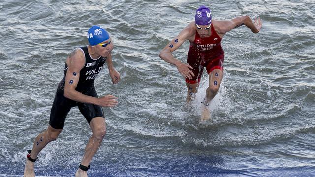 Le suisse Max Studer sur le triathlon mix aux JO 2024. [KEYSTONE - Anthony Anex]