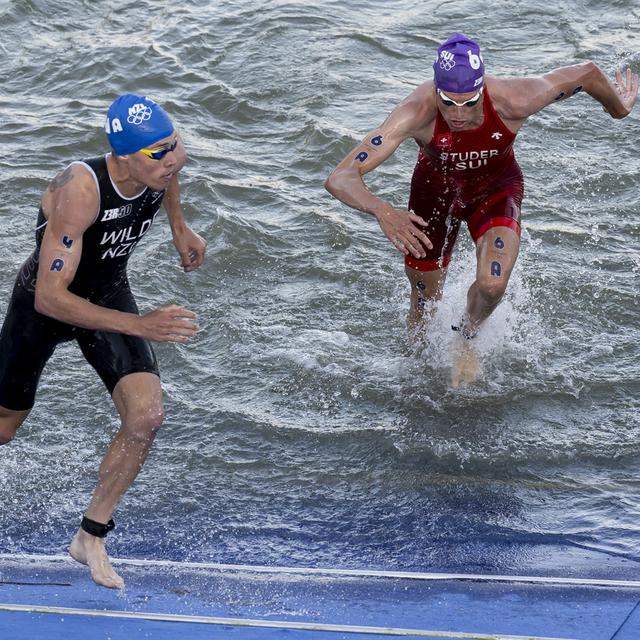 Le suisse Max Studer sur le triathlon mix aux JO 2024. [KEYSTONE - Anthony Anex]