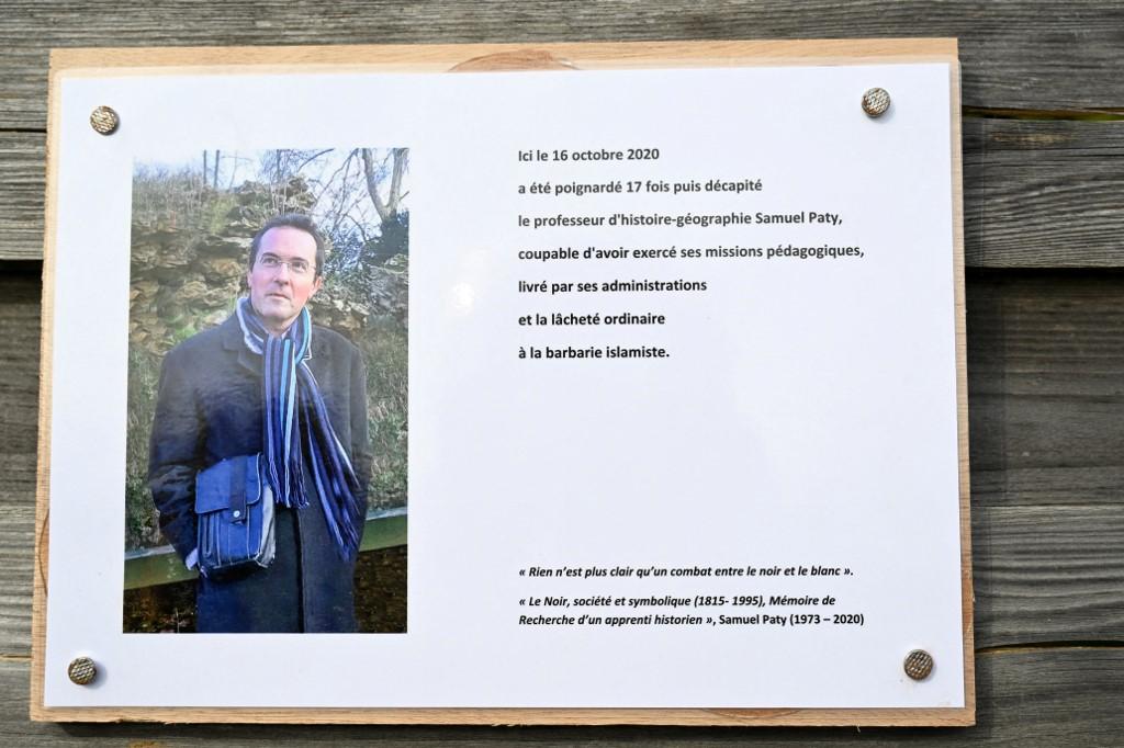 La plaque commémorative sur le lieu de la décapitation du professeur à Conflans-Sainte-Honorine. [AFP - BERTRAND GUAY]