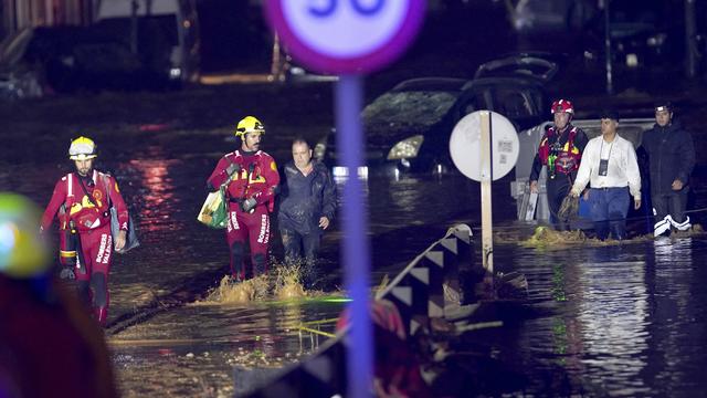 Des équipes de secours mobilisées lors des inondations à Valence (Espagne), le 30 octobre 2024. [Keystone - AP Photo/Alberto Saiz]