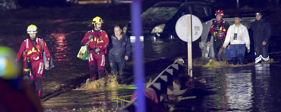 Des équipes de secours mobilisées lors des inondations à Valence (Espagne), le 30 octobre 2024. [Keystone - AP Photo/Alberto Saiz]