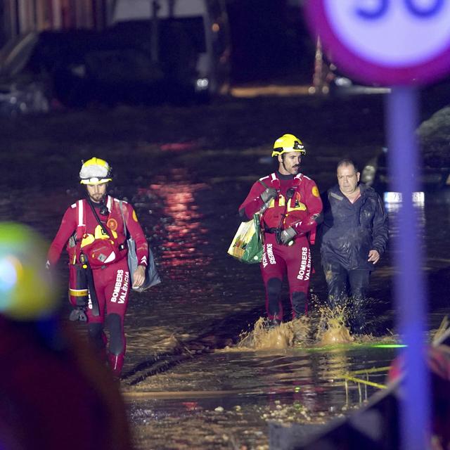 Des équipes de secours mobilisées lors des inondations à Valence (Espagne), le 30 octobre 2024. [Keystone - AP Photo/Alberto Saiz]