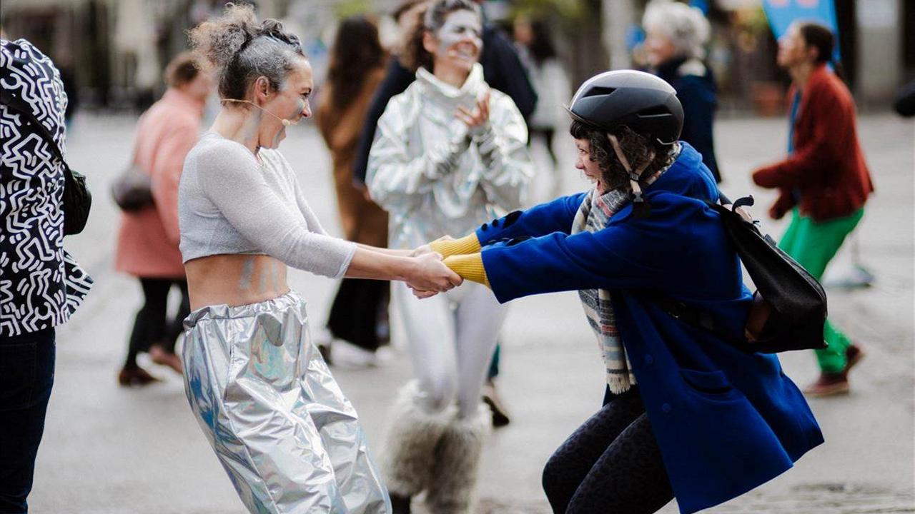 Une représentation du collectif Cosmix Dance lors de la Fête de la Danse à Fribourg. [Fête de la Danse]