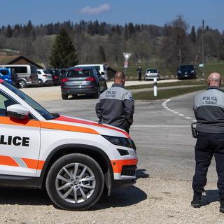 Des affrontements entre ultras dans le Jura ont blessés 4 policiers (image d'illustration). [KEYSTONE - Jean-Christophe Bott]