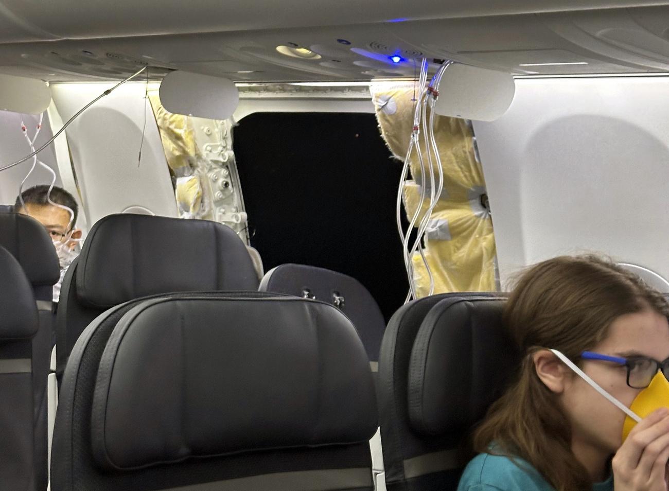 La perte de la porte a forcé l'avion 737 MAX 9 de la compagnie Alaska Airlines à se poser en urgence à l'aéroport de Portland, dans l'Oregon. [Keystone - Kelly Bartlett via AP]
