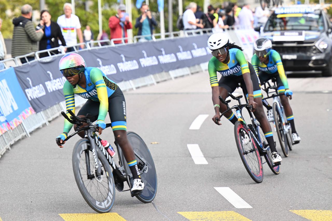 Diane Ingabire, Xaverine Nirere et Valentine Nzayisenga (de gauche à droite) ont réussi leur objectif de rouler ensemble à Zurich. [IMAGO - Sirotti Stefano]