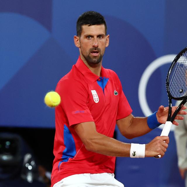 Novak Djokovic contre Matthew Ebden, au premier tour du tournoi olympique de Paris 2024. Le 27 juillet 2024. [EAP/ Keystone - DIVYAKANT SOLANKI]