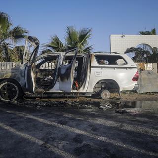 Une voiture de l'ONG World Central Kitchen détruite après une frappe israélienne à Gaza. [Keystone - EPA/Mohammed Saber]