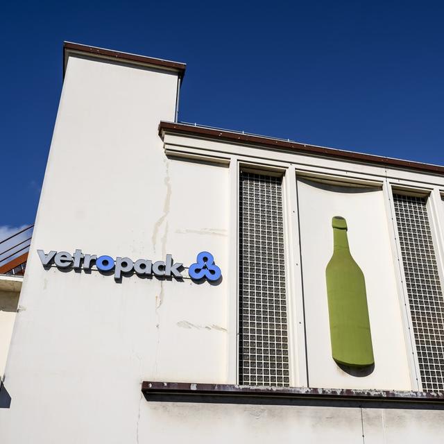 La direction du groupe Vetropack annonce la fermeture de son usine à Saint-Prex (VD). [Keystone - Jean-Christophe Bott]