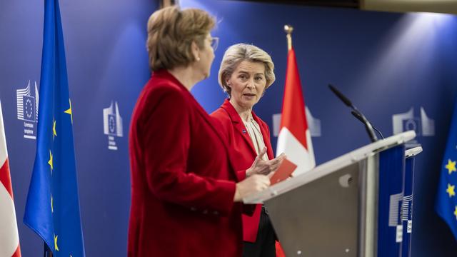 La présidente de la Confédération Viola Amherd et la présidente de la Commission Ursula von der Leyen à Bruxelles, le 18 mars 2024, lors du lancement des négociations entre la Suisse et l'UE. [KEYSTONE - ALESSANDRO DELLA VALLE]