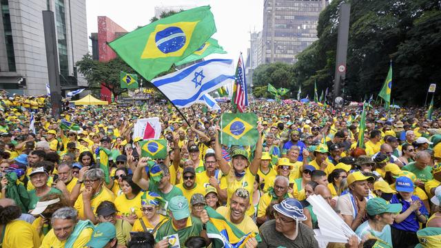 Des milliers de partisans de l'ancien président brésilien Jair Bolsonaro se sont rassemblés à Sao Paulo. [KEYSTONE - ANDRE PENNER]