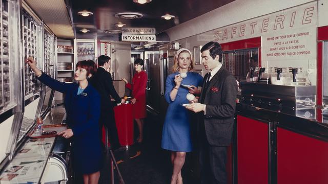 Intérieur d’une voiture-restaurant libre-service "Gril-Express", 1967. [DR - Rencontres photographiques d'Arles.]