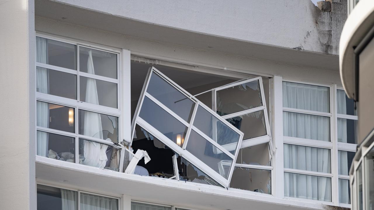 Le crash de l'hélicoptère sur le toit d'un hôtel de Cairns a fait un mort et provoqué un incendie. [KEYSTONE - BRIAN CASSEY]