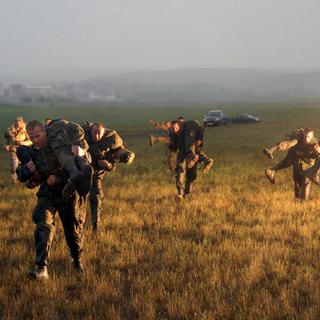 Des soldats géorgiens participant à un exercice militaire de l'OTAN contre la Russie. [Keystone/AP Photo - Nina Shlamova]