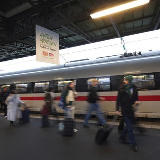 Des passagers se préparer à monter dans le premier train à haute vitesse reliant Paris à Berlin. 16 décembre 2024, Gare de L'Est à Paris. [AP Photo/Keystone - Aurelien Morissard]