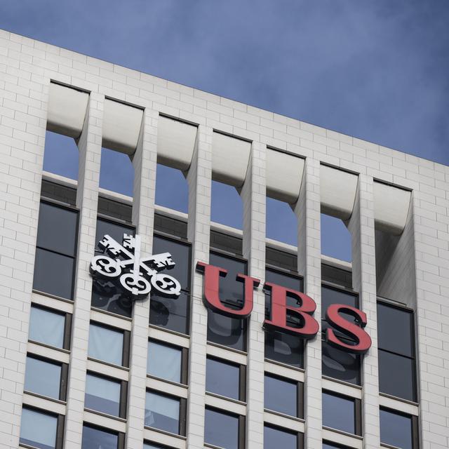 La banque UBS continue de rembourser l'aide de la BNS. [Keystone - Boris Roessler]