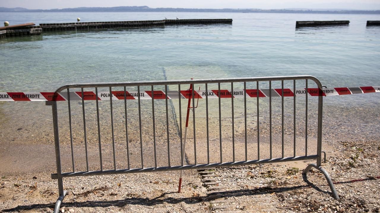 La plage de Boudry (NE), à l'embouchure de l'Areuse, était inaccessible au public après la découverte de cyanobactéries en juillet 2020. [Keystone - Peter Klaunzer]