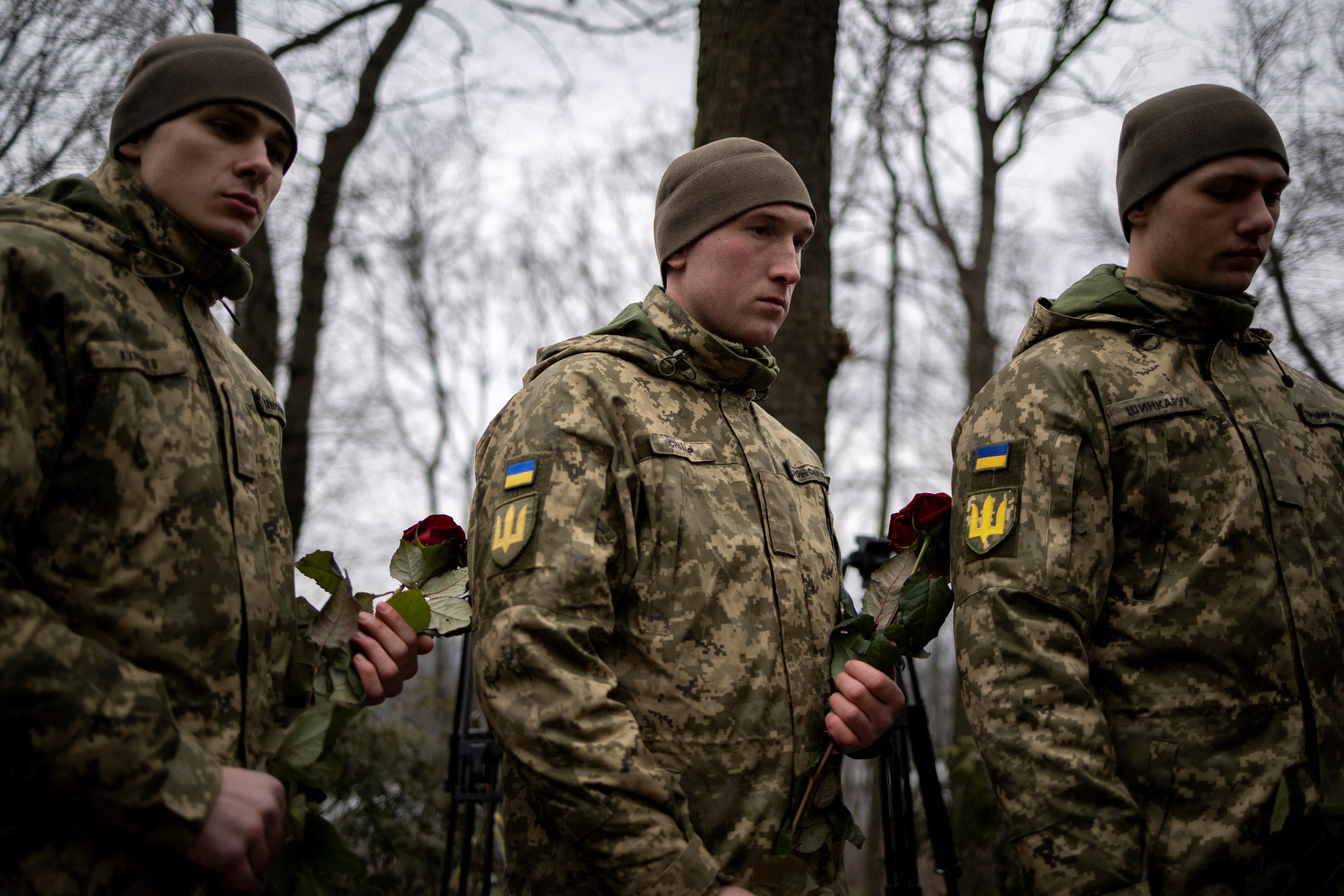 Des soldats ukrainiens assistent à un service commémoratif pour un commandant du 1er bataillon mécanisé tué en 2023 près de Bakhmout, à Kiev, le 7 mars. 2024 (image d'illustration). [REUTERS - Thomas Peter]