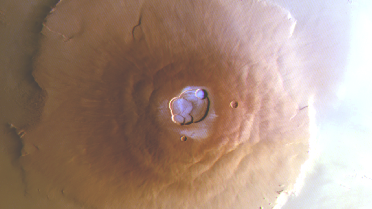 Il y a du givre matinal sur les plus hautes montagnes de Mars, dont l'Olympus Mons s'élevant jusqu'à 26 km au-dessus des plaines environnantes. [ESA - DLR/FU Berlin]