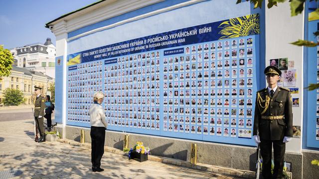 Ursula von der Leyen se recueille devant les portraits des soldats ukrainiens tombés à la guerre. [KEYSTONE - CHRISTOPH SOEDER]