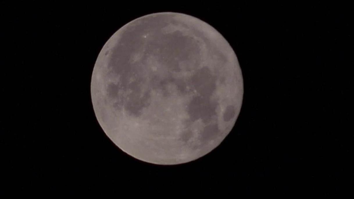 Jeudi soir, une super lune et la comète Tsuchinshan-Atlas pourront être observées dans le ciel. [Keystone]