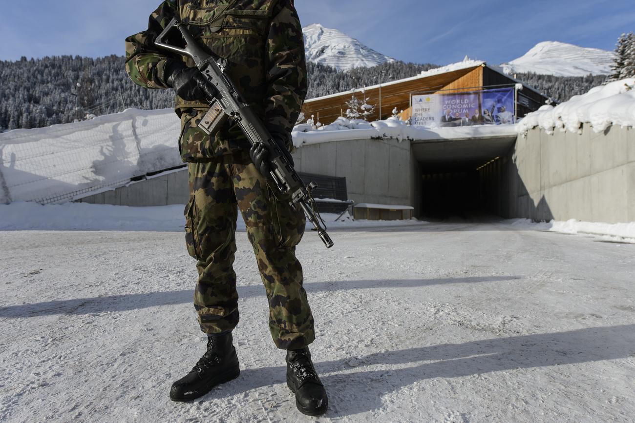 Un soldat de l'armée engagé pour assurer la sécurité autour du WEF 2024 à Davos. [Keystone - Jean-Christophe Bott]