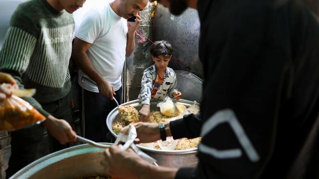 Des volontaires lors d'une distribution de nourriture au Yémen. [REUTERS - KHALED ABDULLAH]