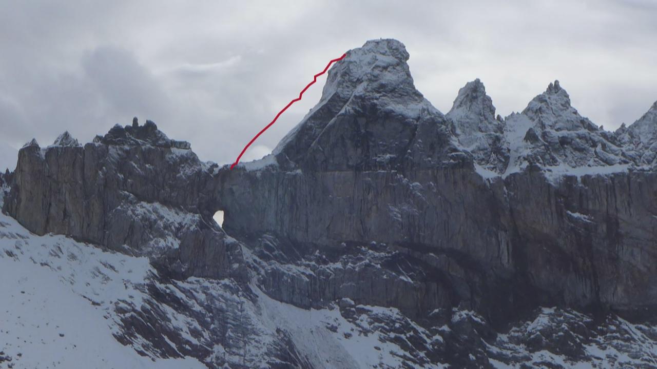 La crête du "Martinsloch" dans le canton de Glaris s'est effondrée le 3 octobre dernier. [RTS]