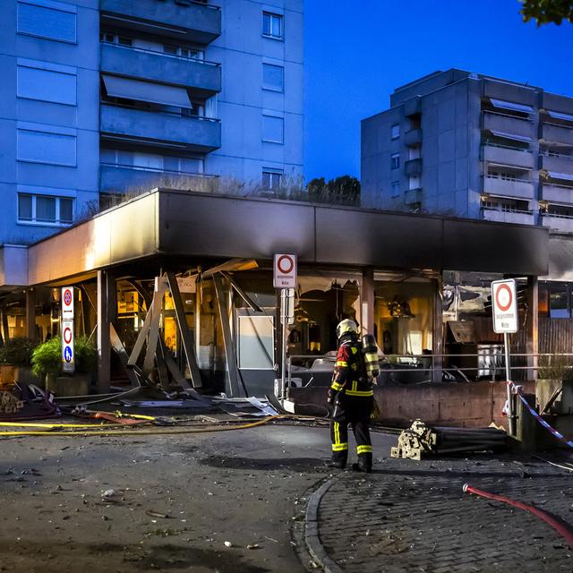 Les pompiers mobilisés à Nussbaumen (AG) après l'explosion dans un garage souterrain et l'incendie qui s'en est suivi dans un immeuble, le jeudi 13 juin 2024. [KEYSTONE - MICHAEL BUHOLZER]